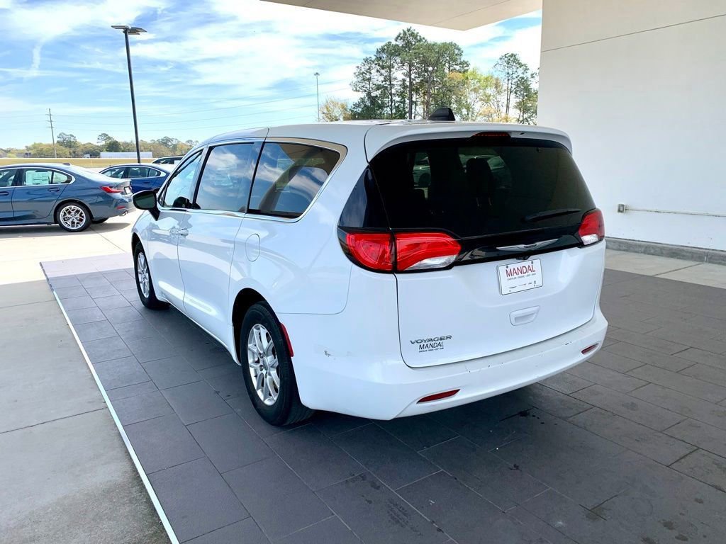 Used 2023 Chrysler Voyager LX image 7