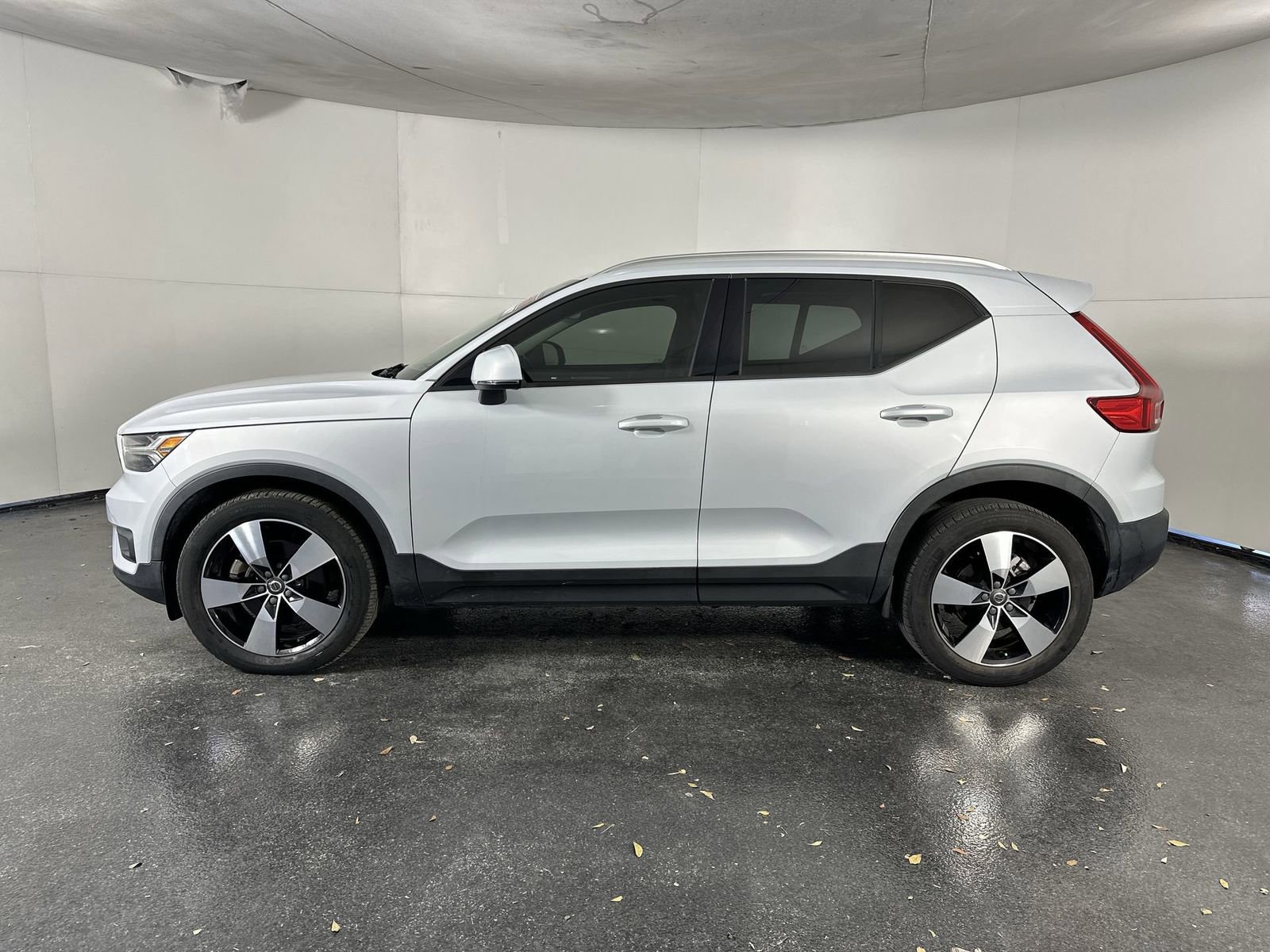Used 2021 Volvo XC40 T4 Momentum w/ Protection Package Premier image 8