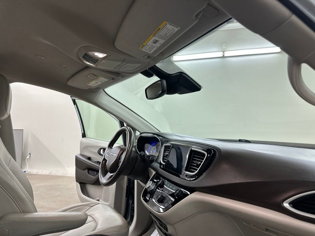 Used 2020 Chrysler Pacifica Touring-L Plus w/ Advanced Safetytec Group FWD image 17