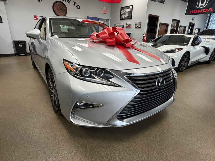 Used 2016 Lexus ES 350 w/ Luxury Package w/Wood Trim image 11