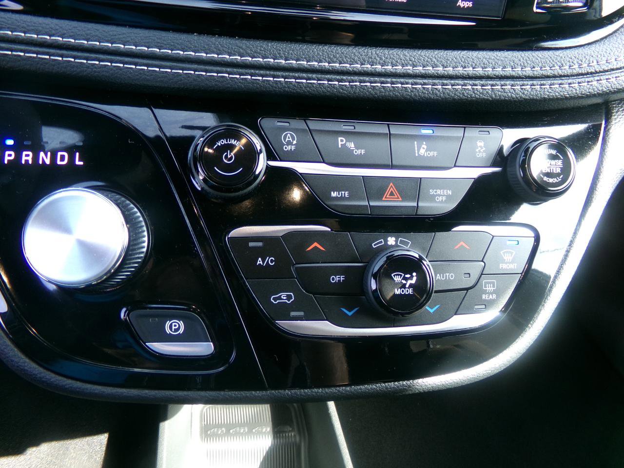 Used 2023 Chrysler Pacifica Touring FWD image 28