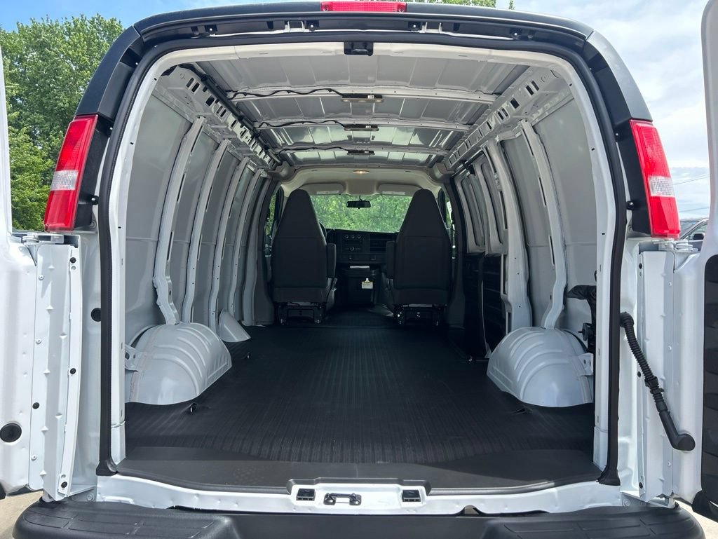 New 2026 GMC Savana 2500 w/ Driver Convenience Package RWD image 24