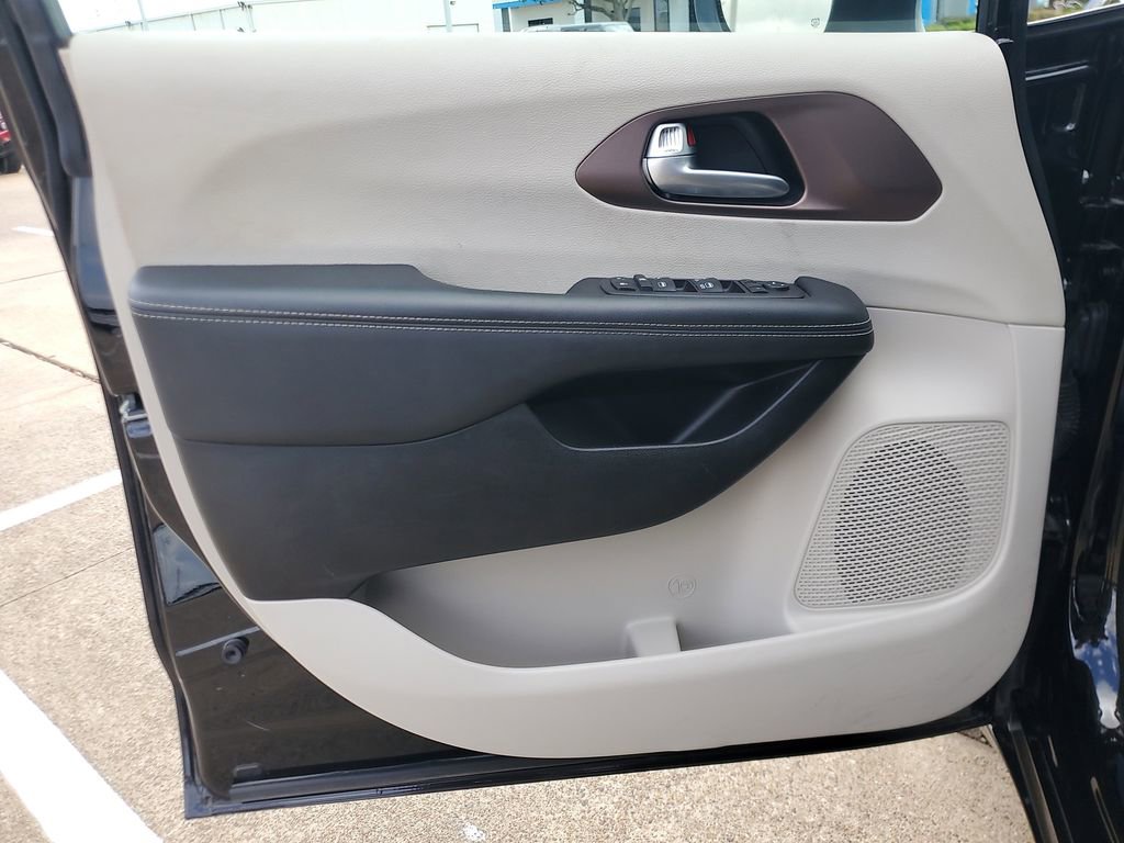 Used 2024 Chrysler Voyager LX image 17