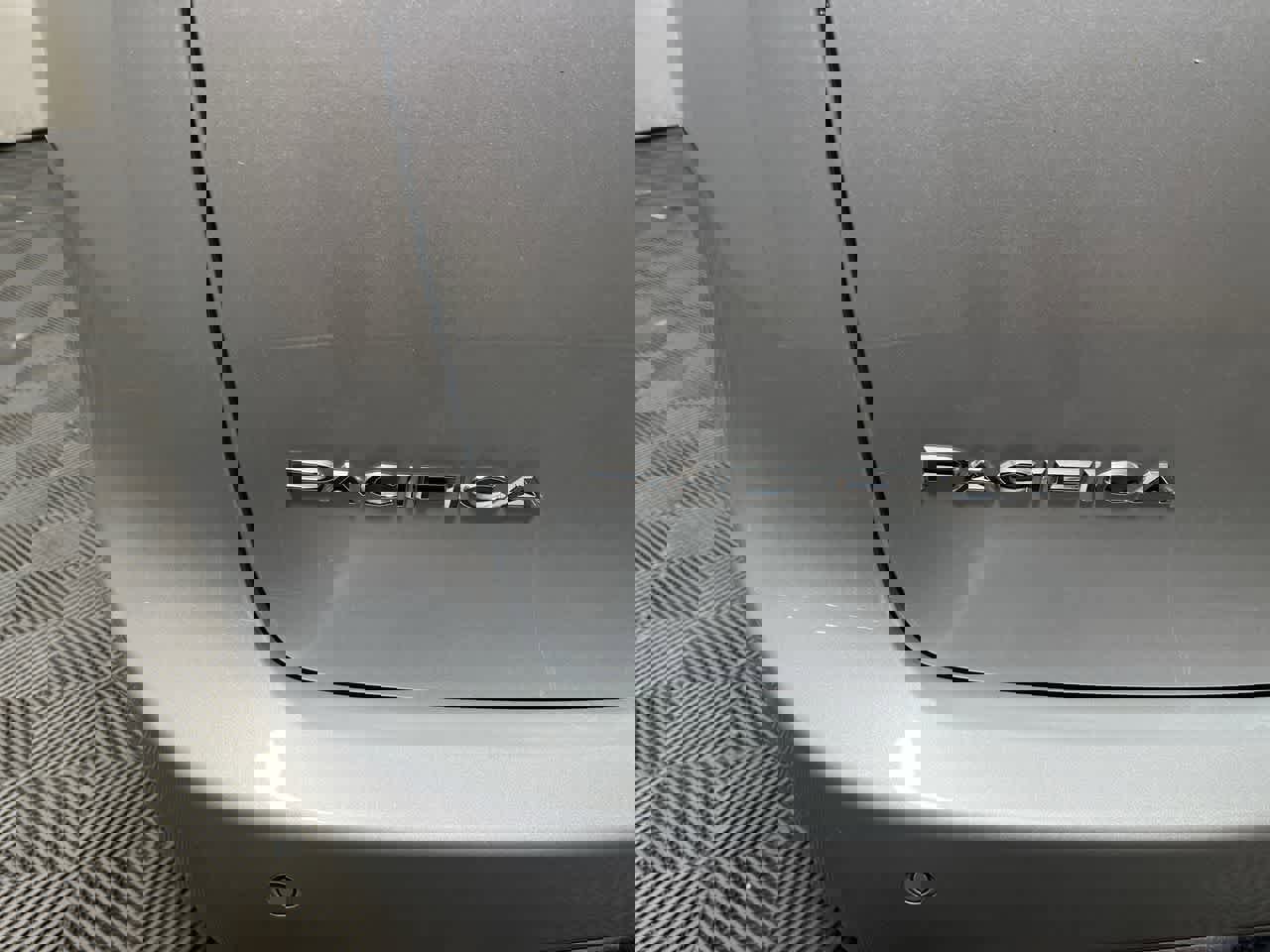 Used 2024 Chrysler Pacifica Touring-L image 11