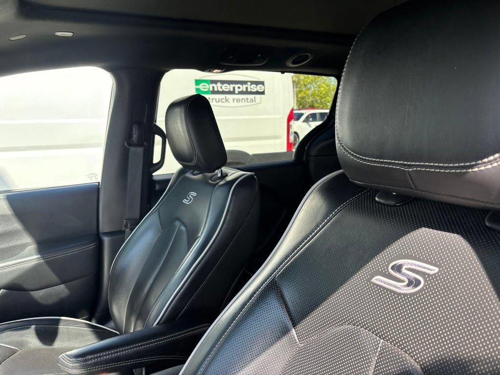 Used 2025 Chrysler Pacifica Limited FWD image 9