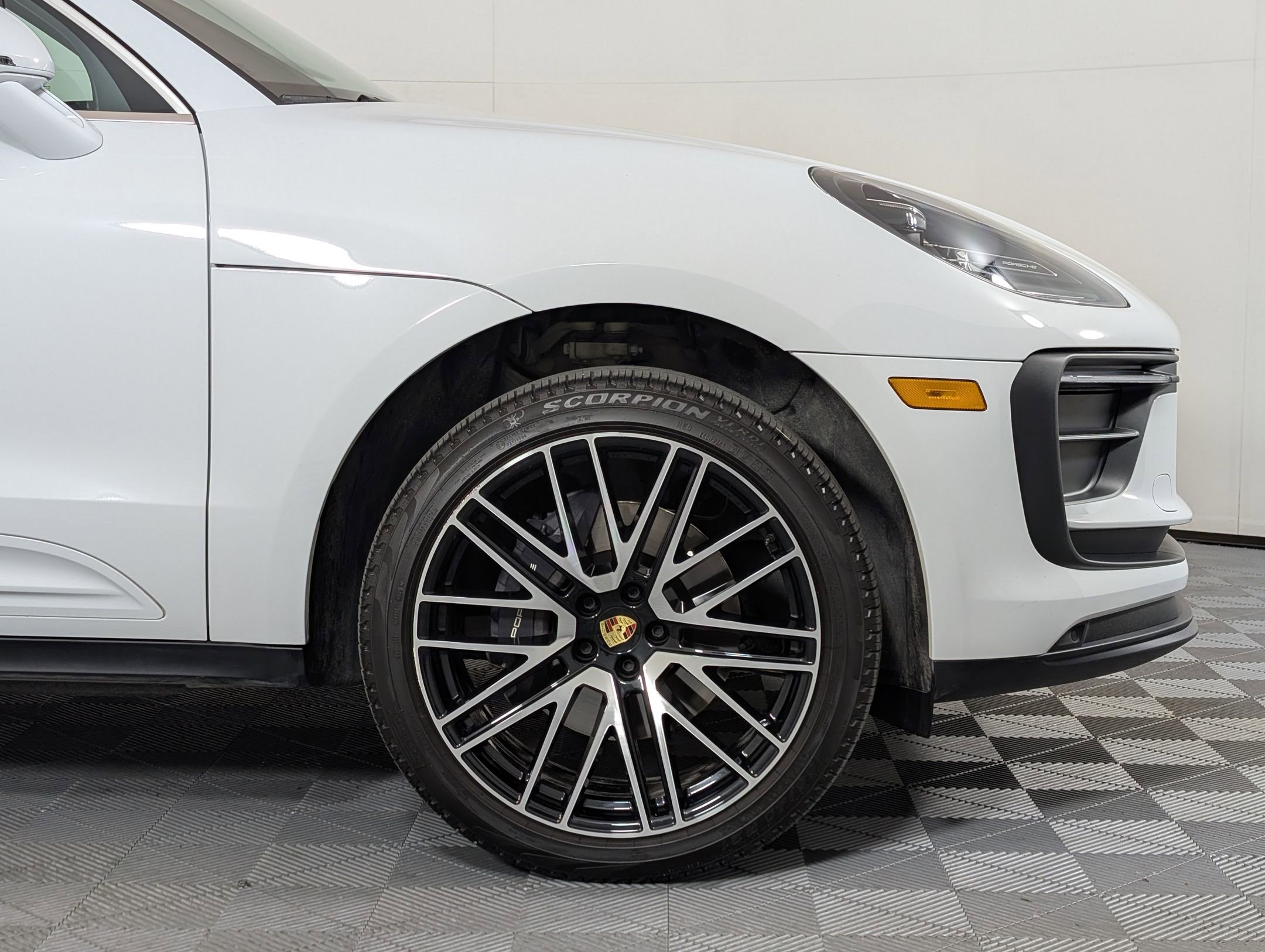 Certified 2025 Porsche Macan image 14
