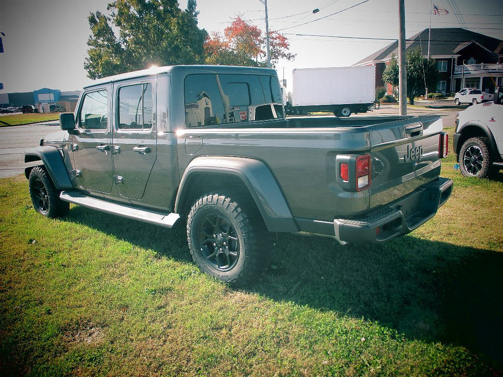 New 2025 Jeep Gladiator Sport AWD/4WD image 16