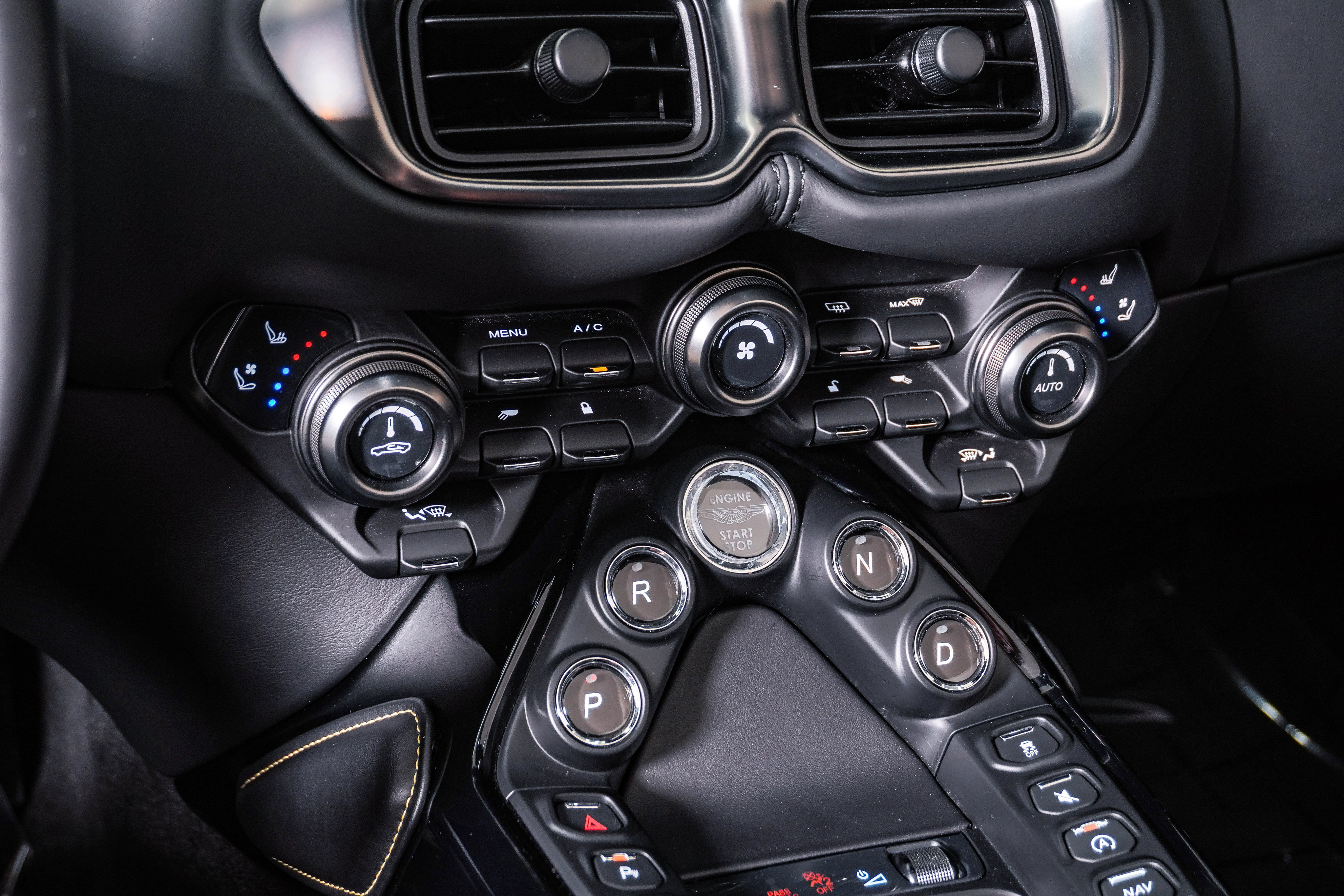 Used 2023 Aston Martin V8 Vantage Roadster RWD image 31