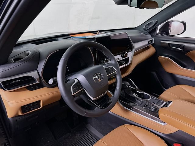 Used 2025 Toyota Highlander Platinum image 10