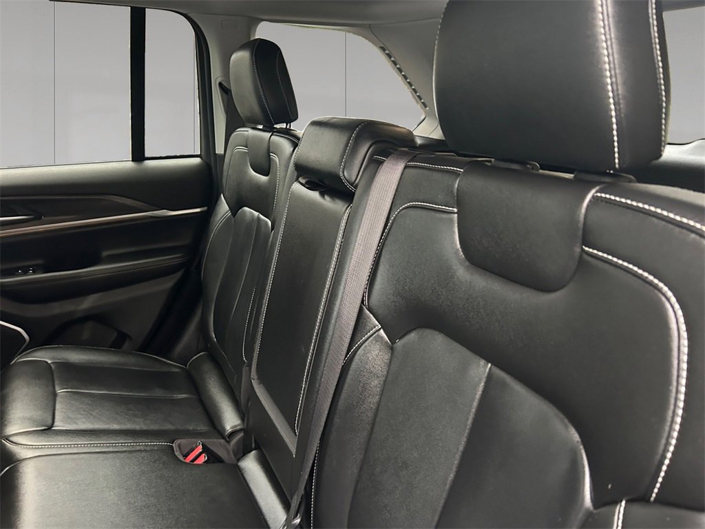 Used 2023 Jeep Grand Cherokee Limited w/ Black Appearance Package image 16