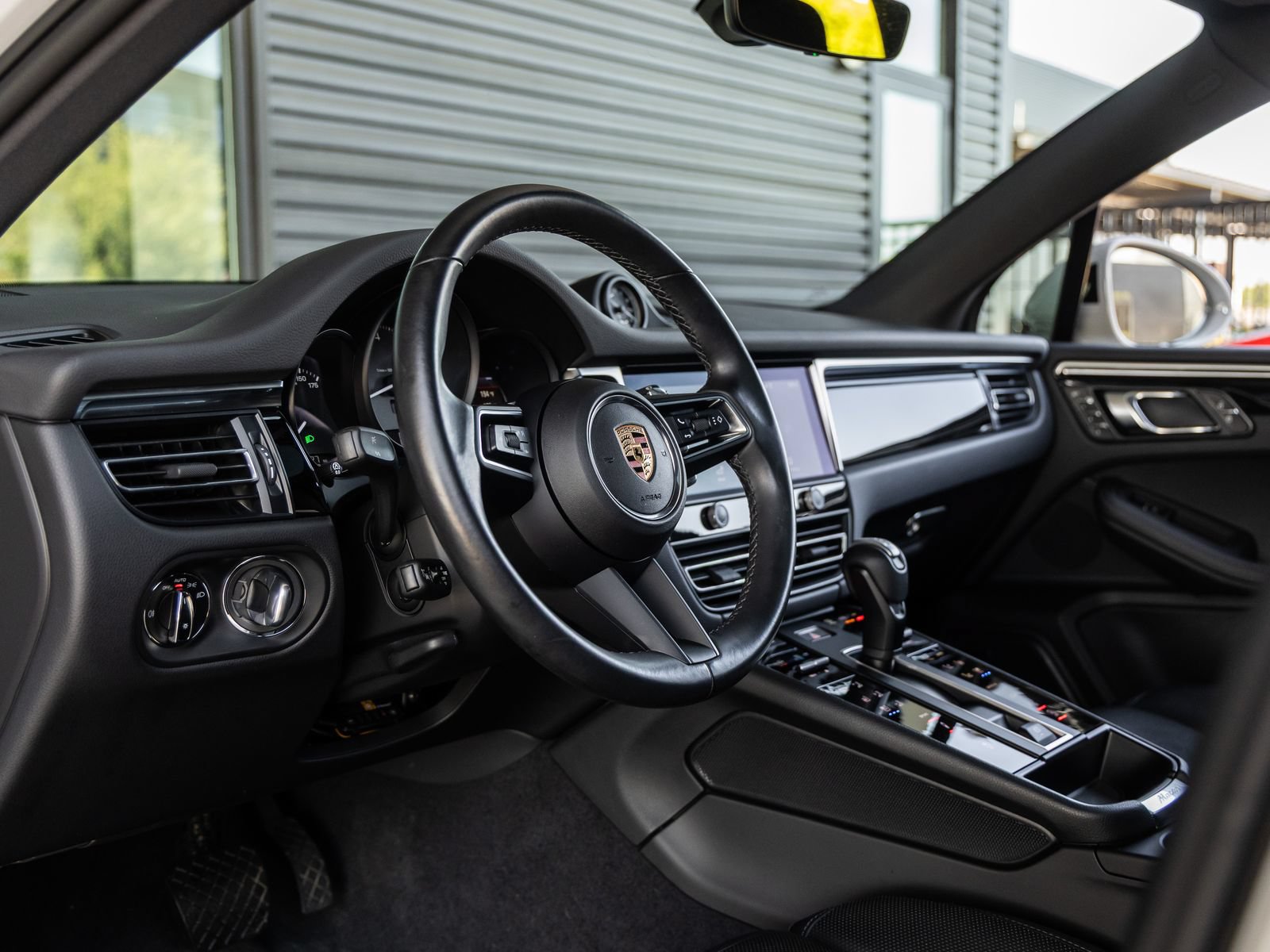 Certified 2024 Porsche Macan S AWD/4WD image 4