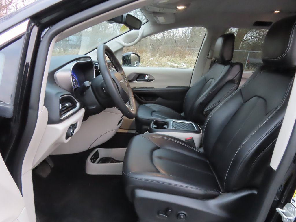 Certified 2024 Chrysler Pacifica Touring-L FWD image 17