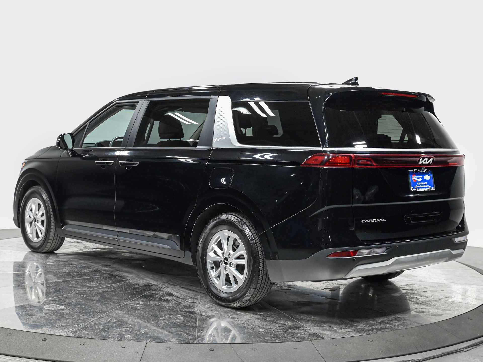 Used 2023 Kia Carnival LX image 4