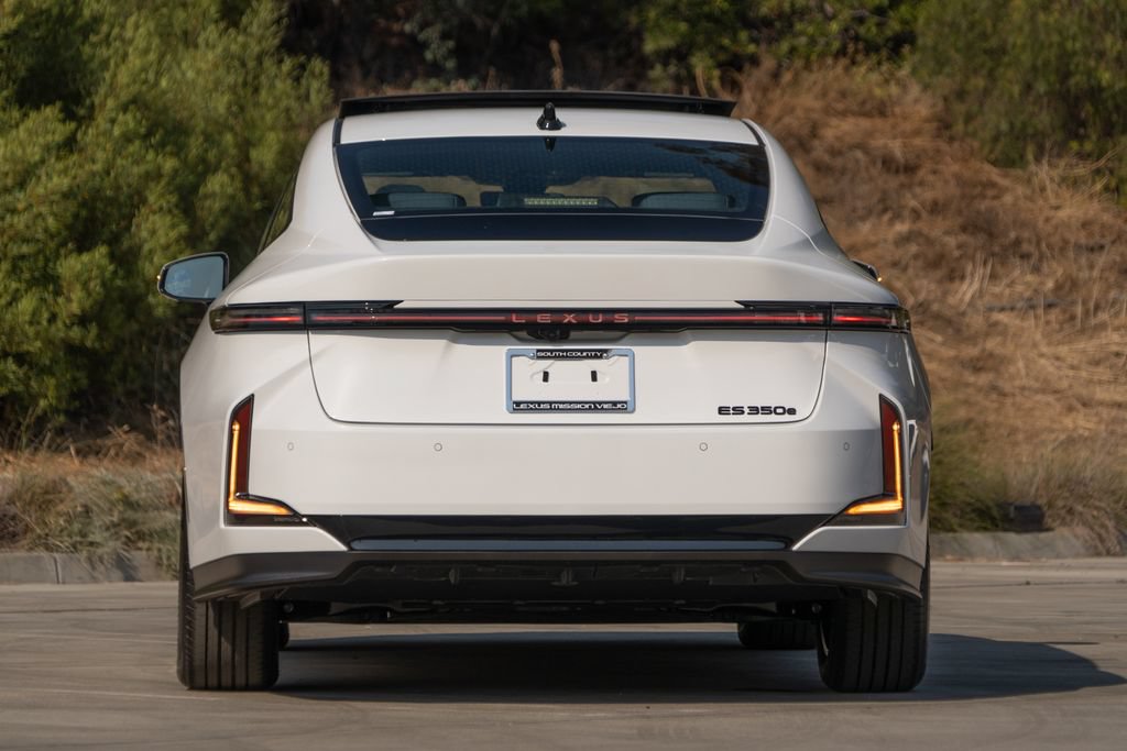 New 2026 Lexus ES 350e FWD image 11