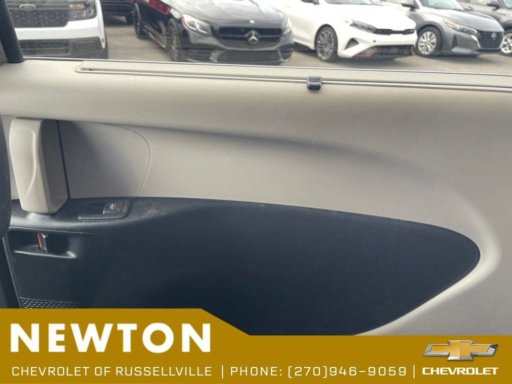 Used 2023 Chrysler Pacifica Touring-L FWD image 31
