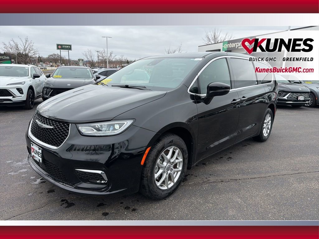 Used 2025 Chrysler Pacifica Select image 12