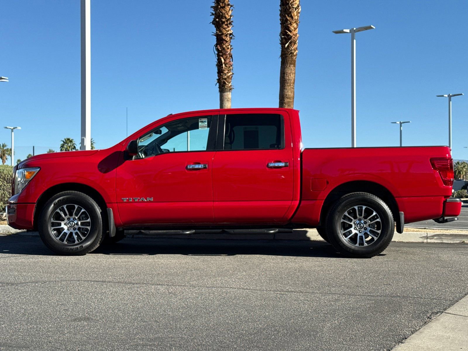 Used 2021 Nissan Titan SV w/ SV Convenience Package image 6