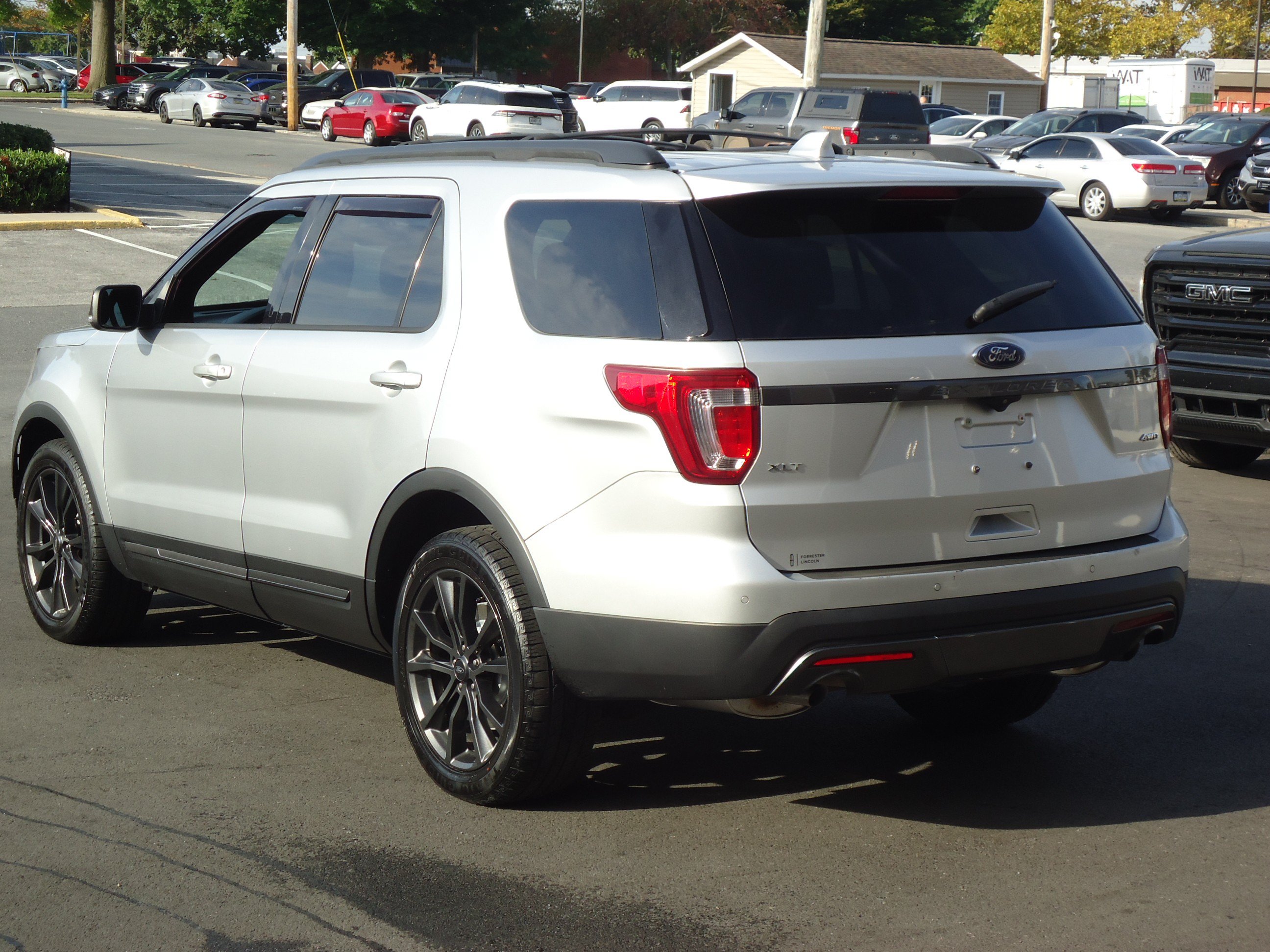 Used 2017 Ford Explorer XLT w/ Equipment Group 202A AWD/4WD image 5