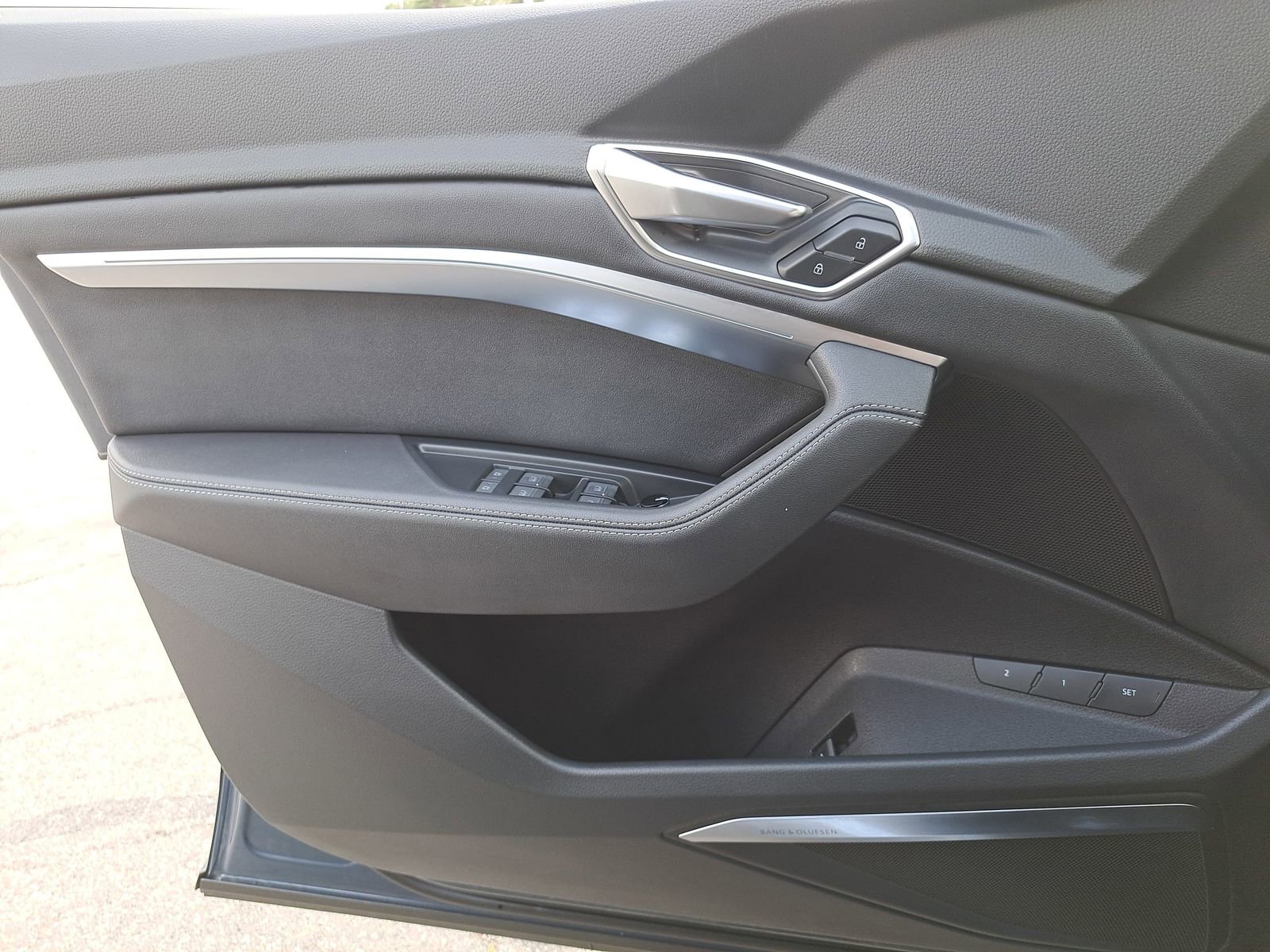 Used 2024 Audi Q8 e-tron Premium Plus w/ Premium Plus Package image 30