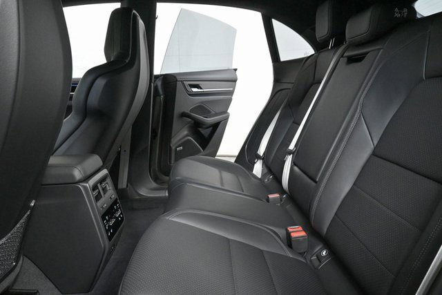 Certified 2025 Porsche Macan Electric image 16