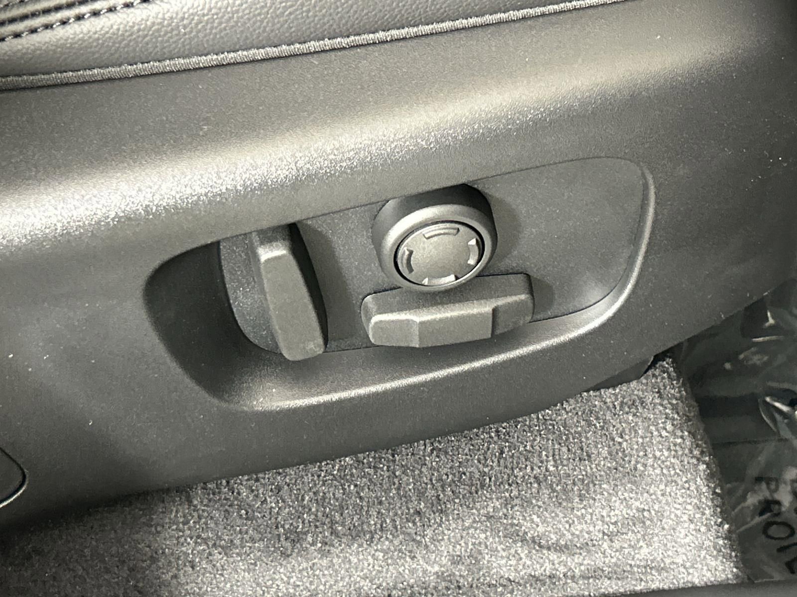 Certified 2026 Land Rover Range Rover Velar Dynamic SE image 33