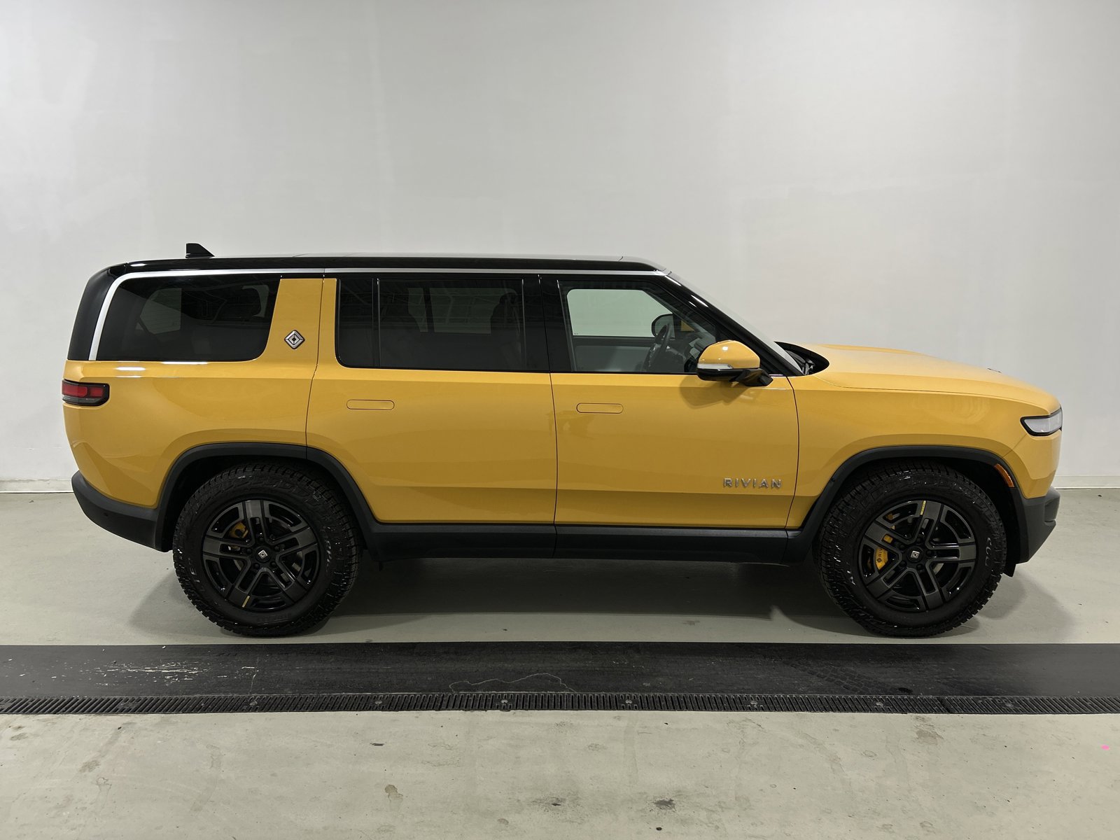 Used 2023 Rivian R1S Adventure AWD/4WD image 6