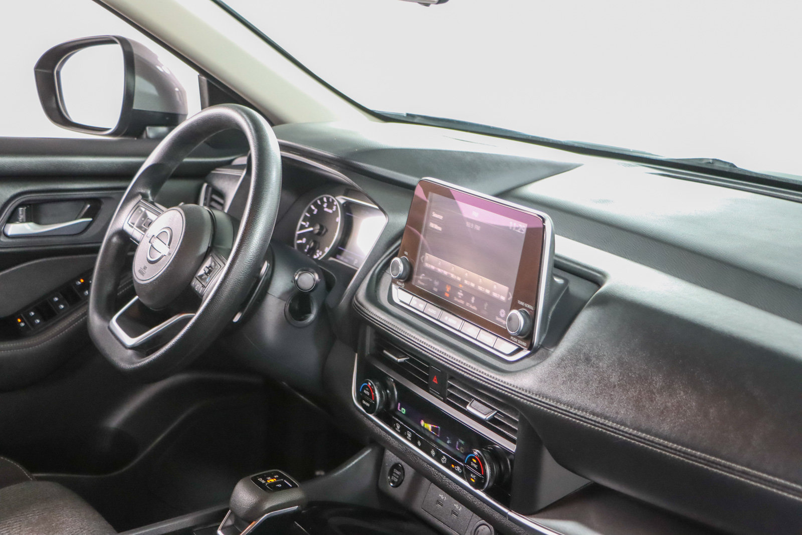 Used 2024 Nissan Rogue SV FWD image 25