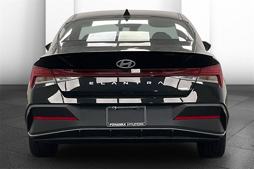 Certified 2025 Hyundai Elantra SEL image 3