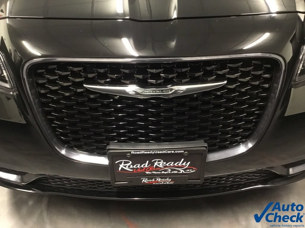 Used 2018 Chrysler 300 Touring w/ Sport Appearance Package RWD image 17