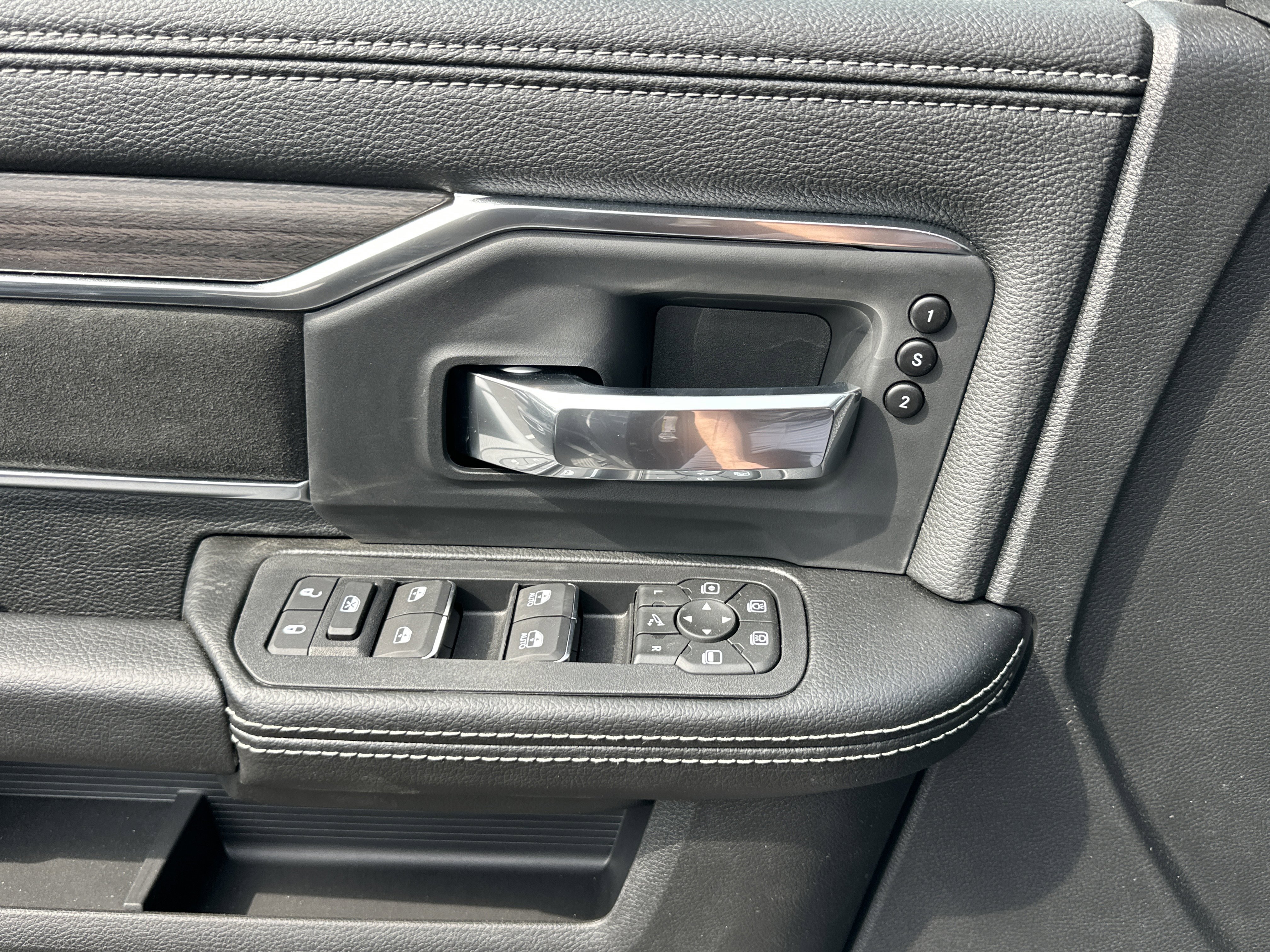 New 2026 RAM 3500 Laramie AWD/4WD image 14