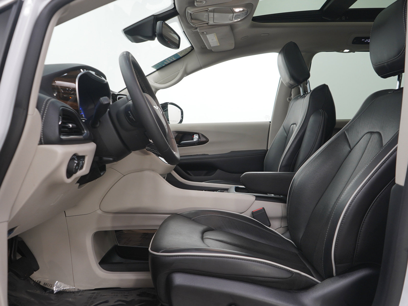 Used 2024 Chrysler Pacifica Limited FWD image 21