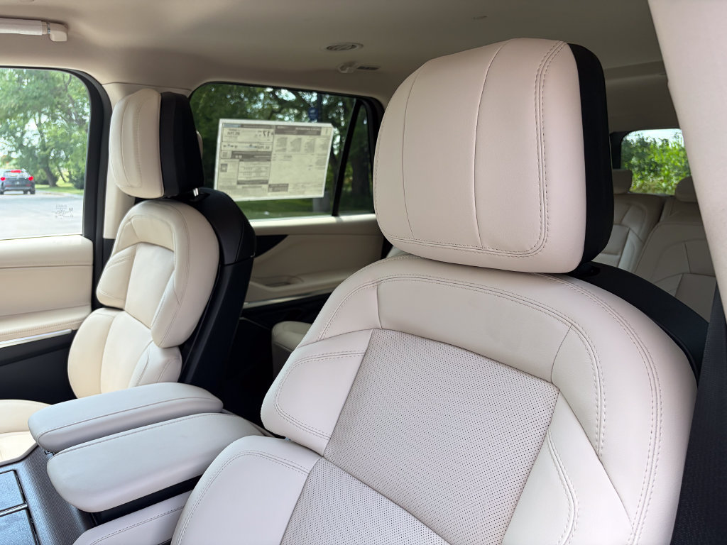 New 2027 Lincoln Navigator Premiere AWD/4WD image 12