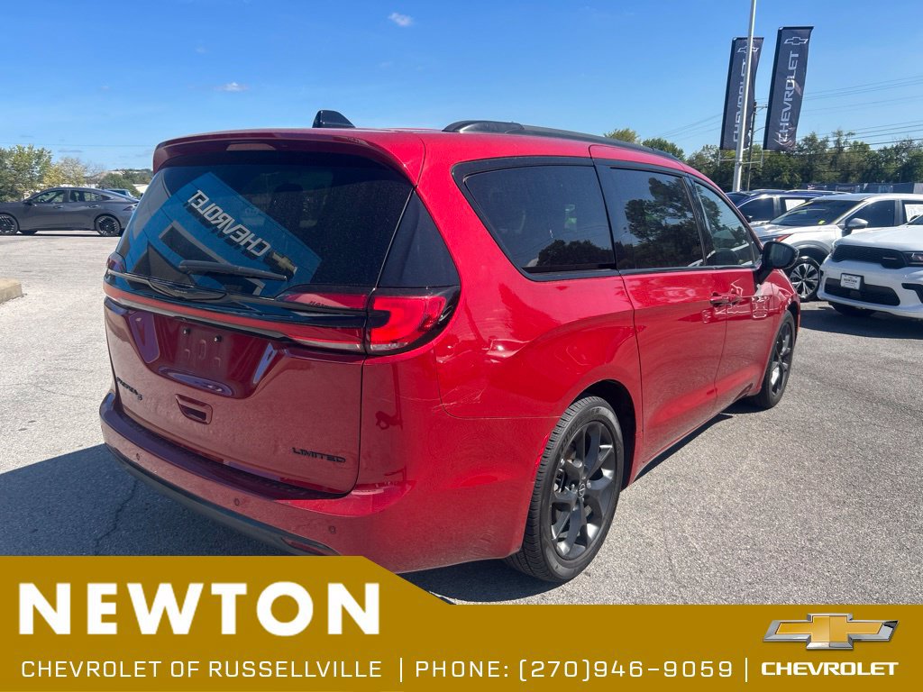 Used 2025 Chrysler Pacifica Limited FWD image 16