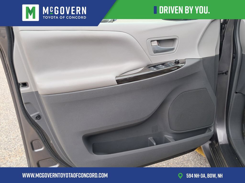 Used 2015 Toyota Sienna XLE w/ XLE Navigation Package FWD image 11