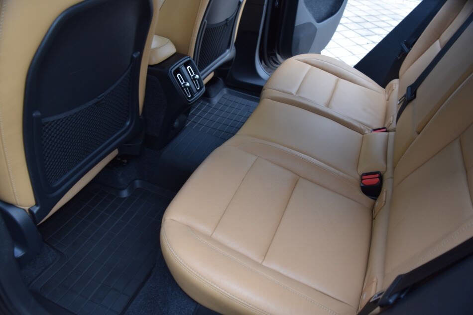 Used 2020 Volvo XC40 T5 Momentum w/ Protection Package Premier image 45