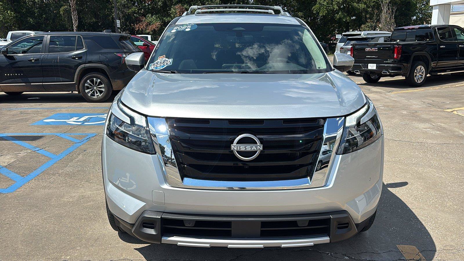 Used 2025 Nissan Pathfinder SL w/ SL Premium Package FWD image 2