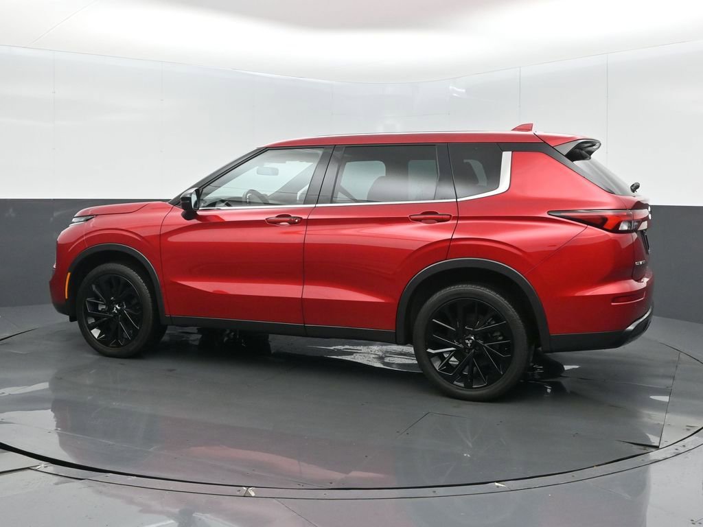 Used 2023 Mitsubishi Outlander SE image 13