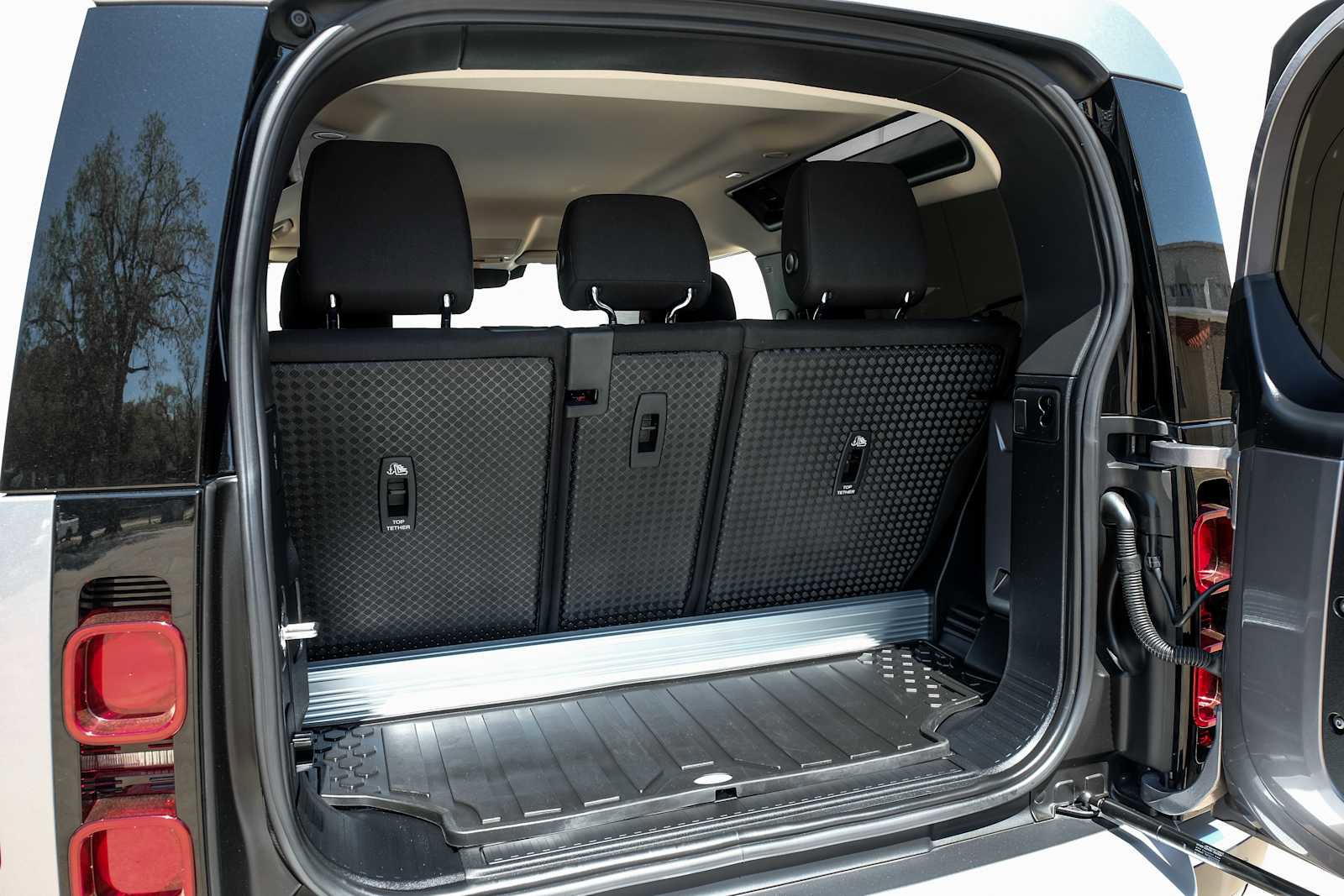 Used 2022 Land Rover Defender 90 image 46