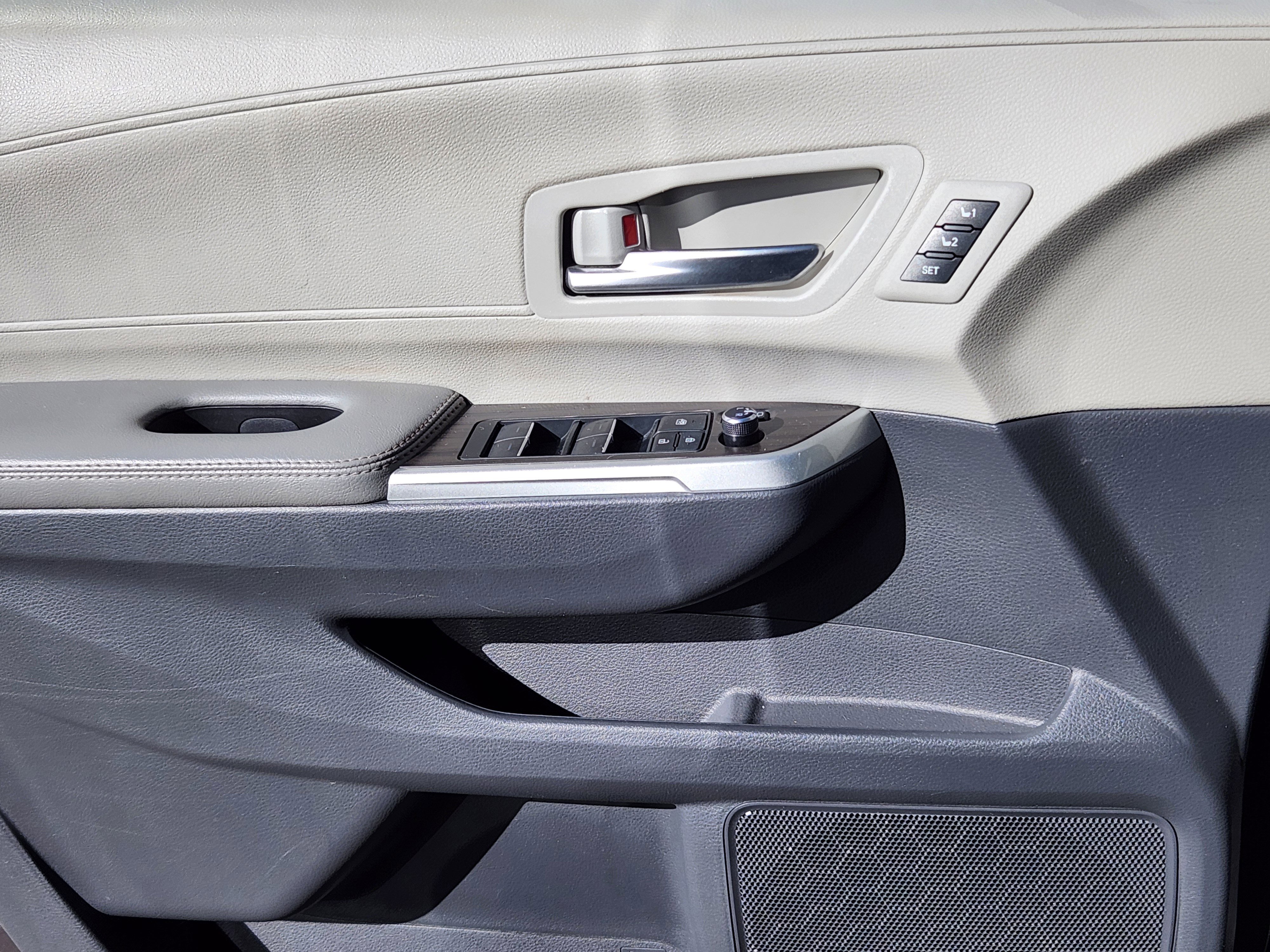 Used 2023 Toyota Sienna Limited image 7