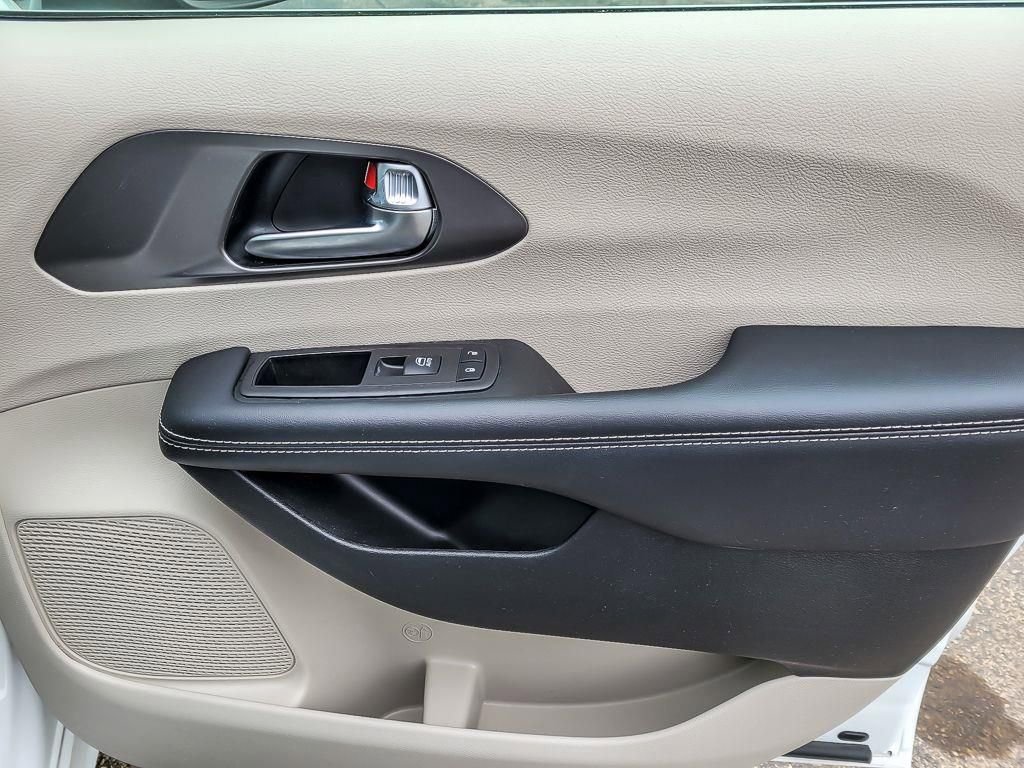 Used 2023 Chrysler Pacifica Touring-L image 20
