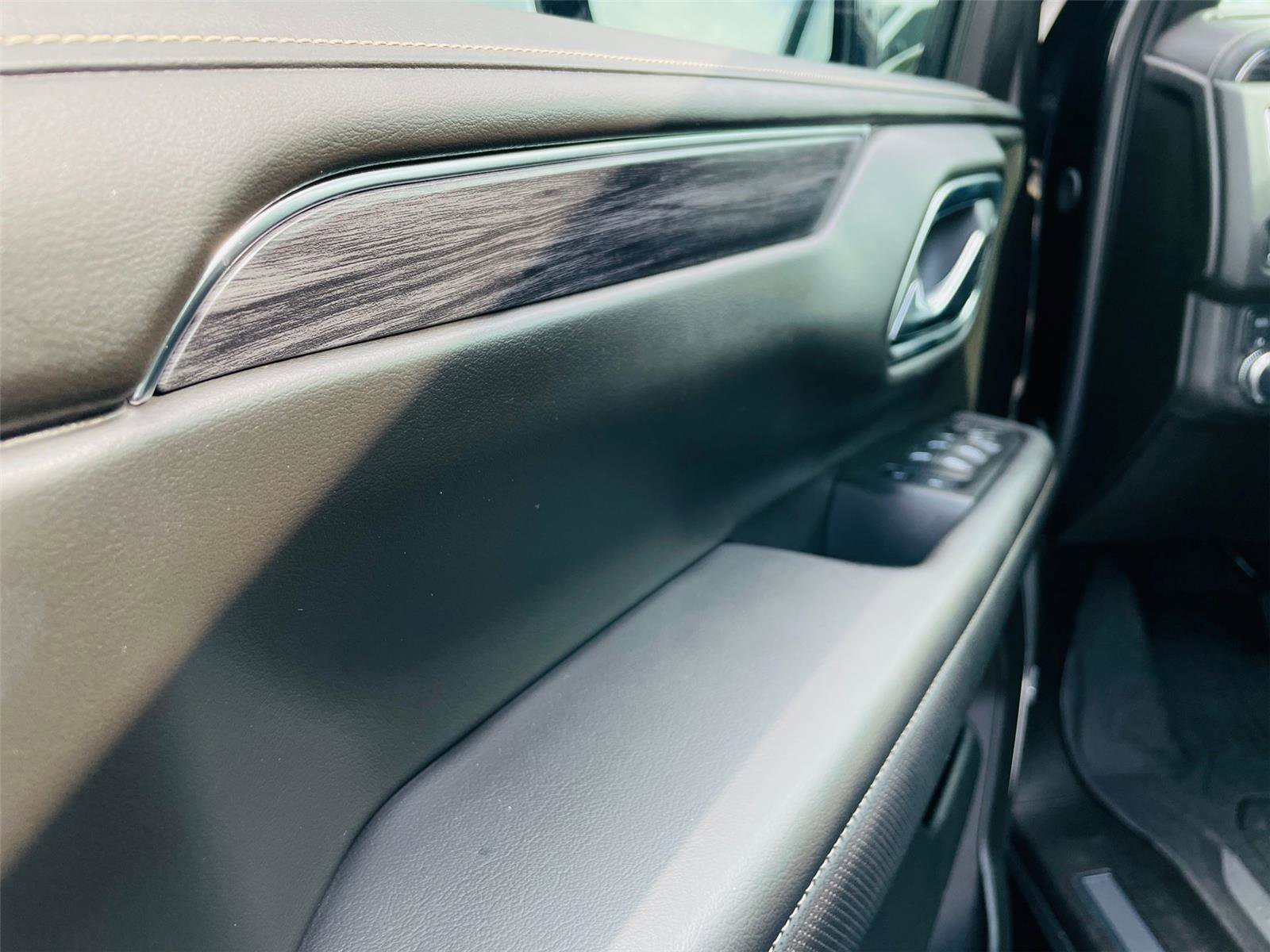 Used 2024 GMC Yukon XL SLT w/ SLT Luxury Package image 15