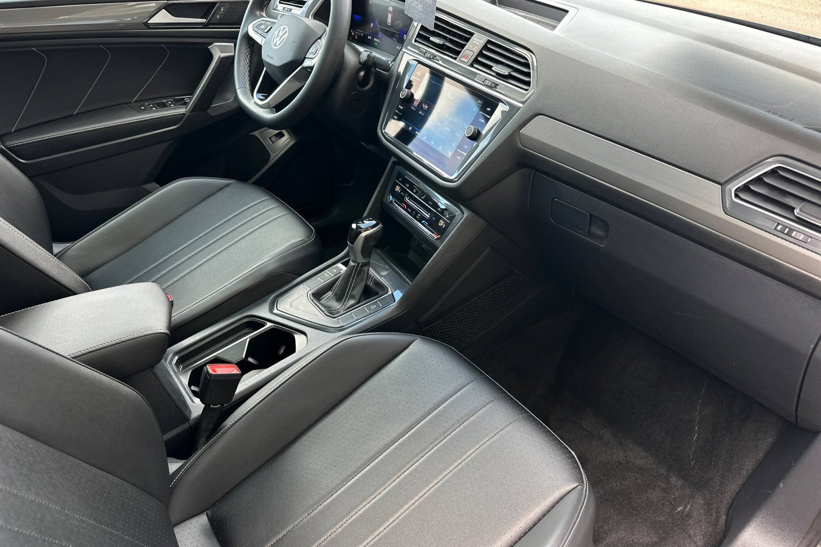 Used 2023 Volkswagen Tiguan SE w/ Panoramic Sunroof Package FWD image 17