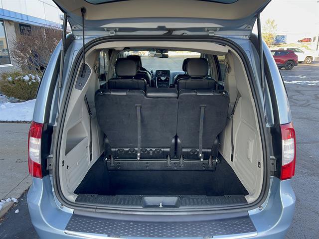 Used 2013 Chrysler Town & Country Touring image 9