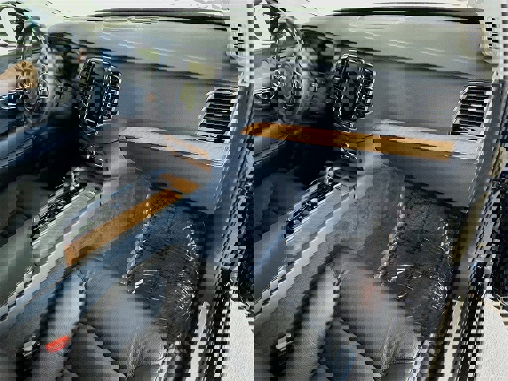 Certified 2024 Volvo XC90 T8 Plus image 32