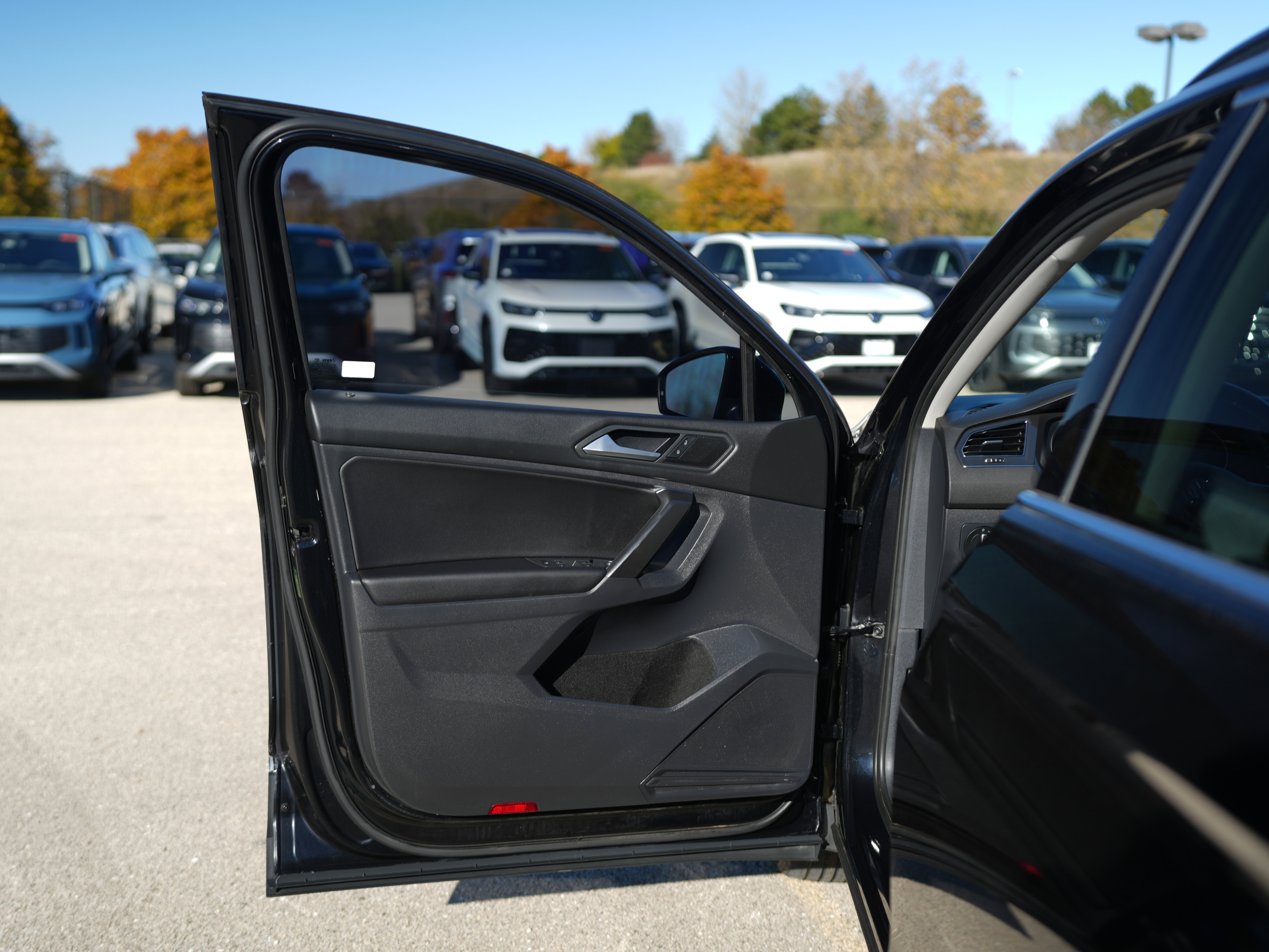 Used 2021 Volkswagen Tiguan SE w/ Panoramic Sunroof Package image 27