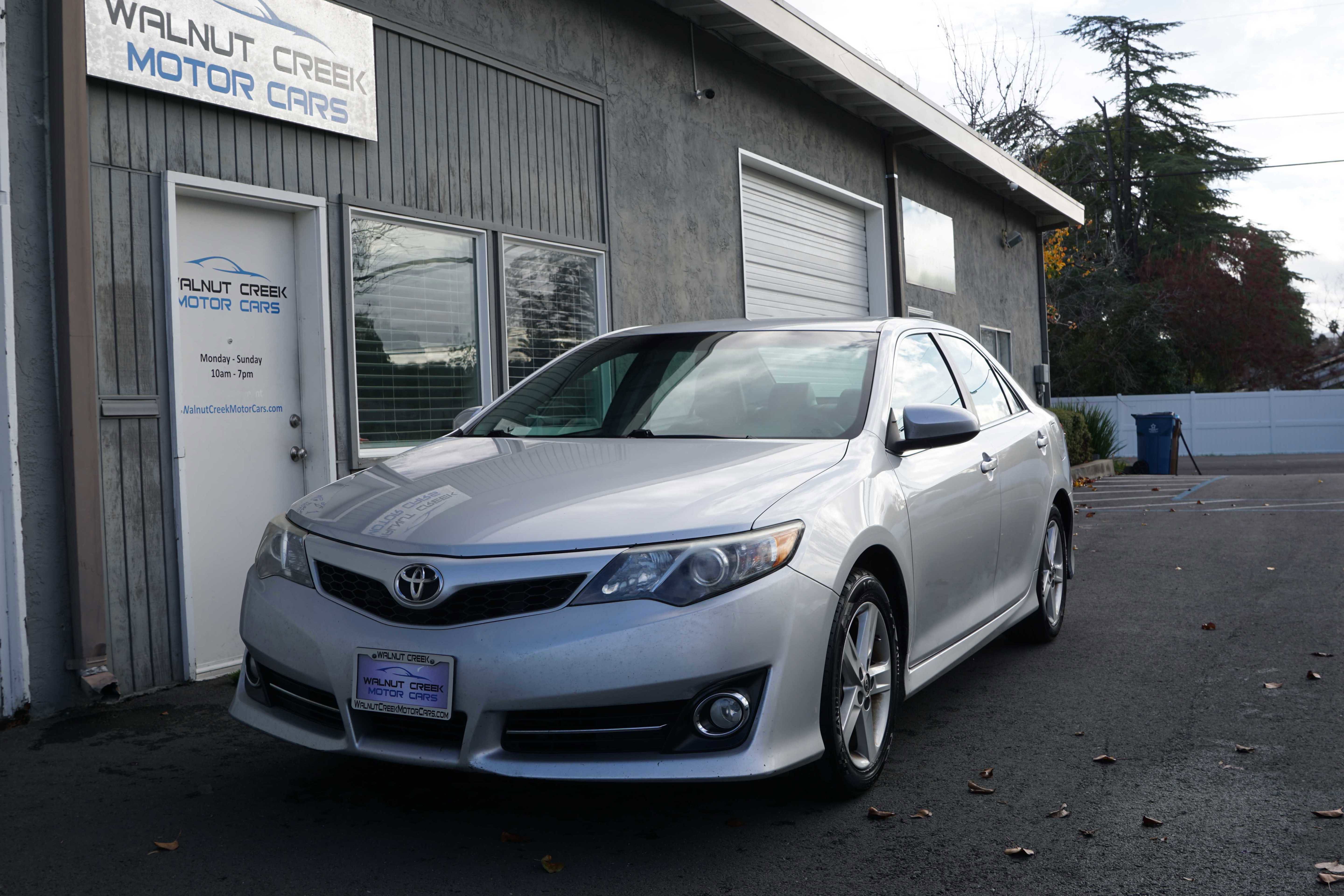 Used 2014 Toyota Camry SE image 1