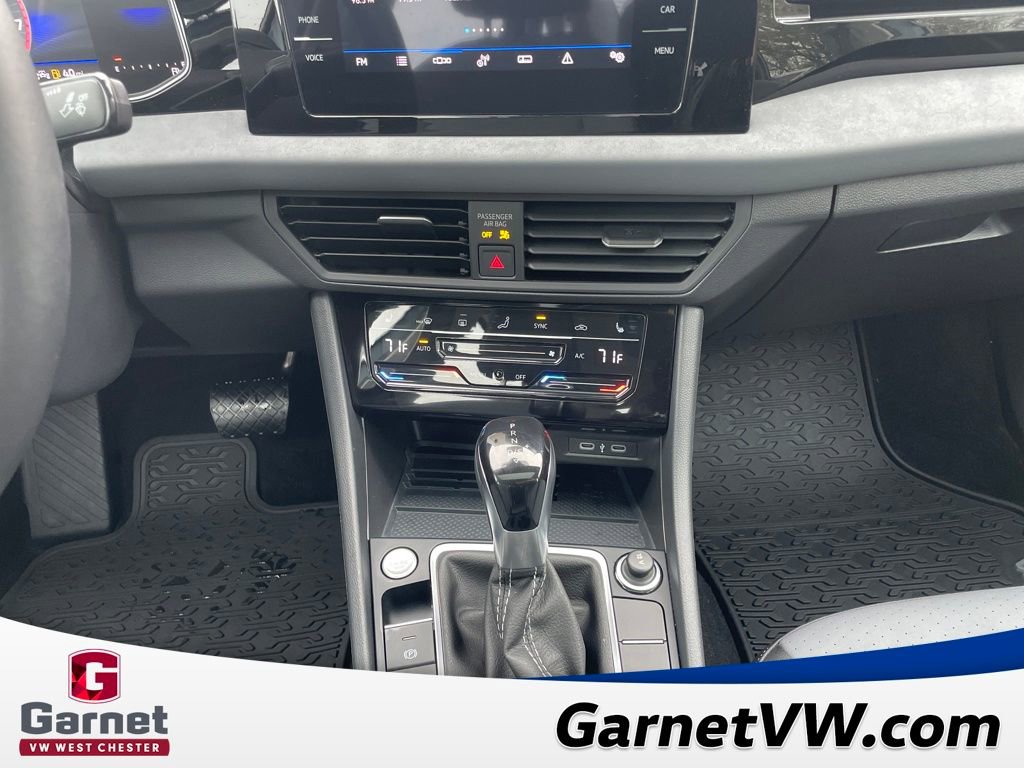 Certified 2025 Volkswagen Jetta SE w/ Sunroof Package image 19