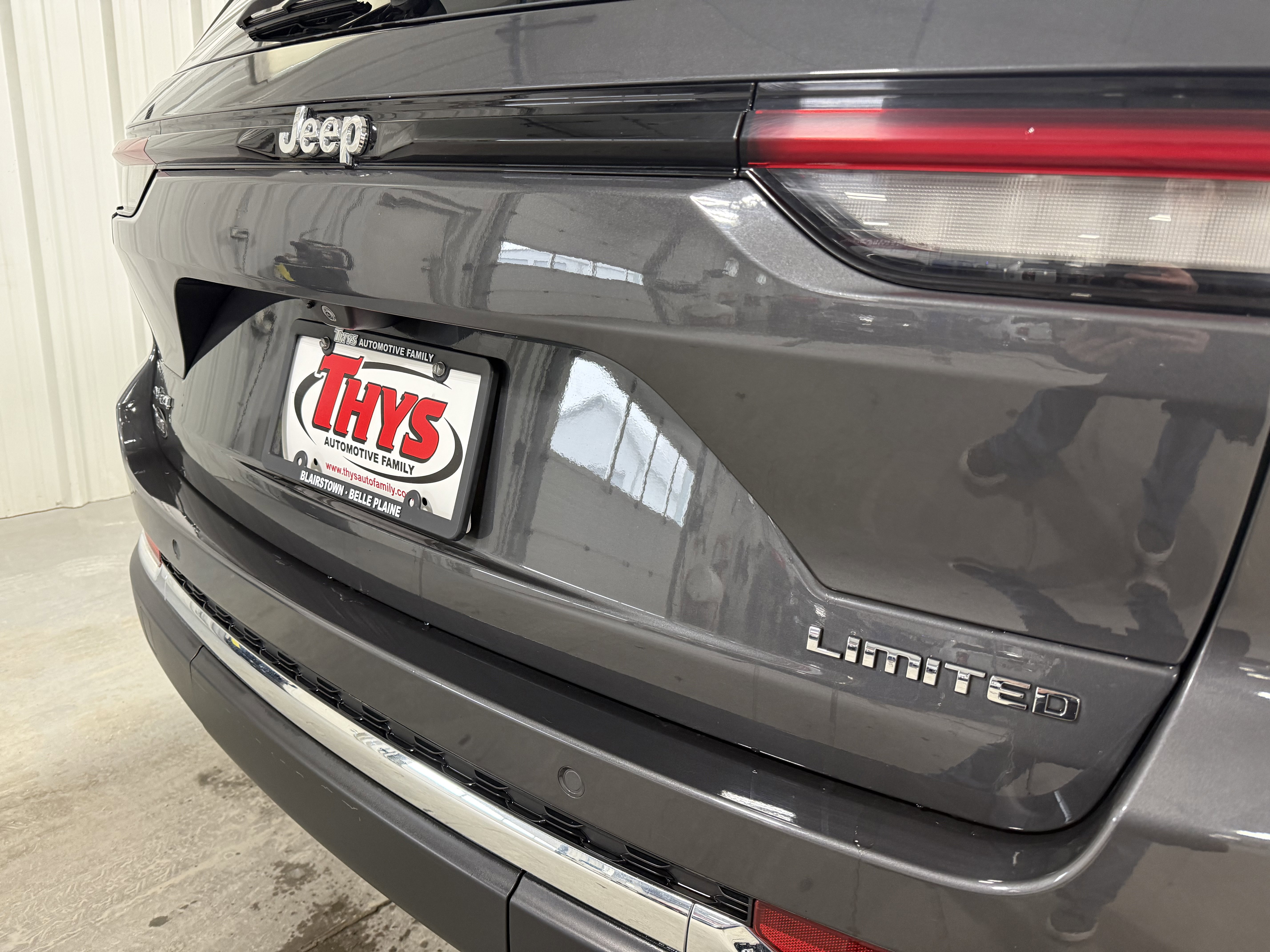 Used 2023 Jeep Grand Cherokee Limited w/ Luxury Tech Group II image 6