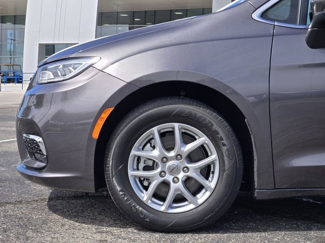 Used 2023 Chrysler Pacifica Touring-L image 9