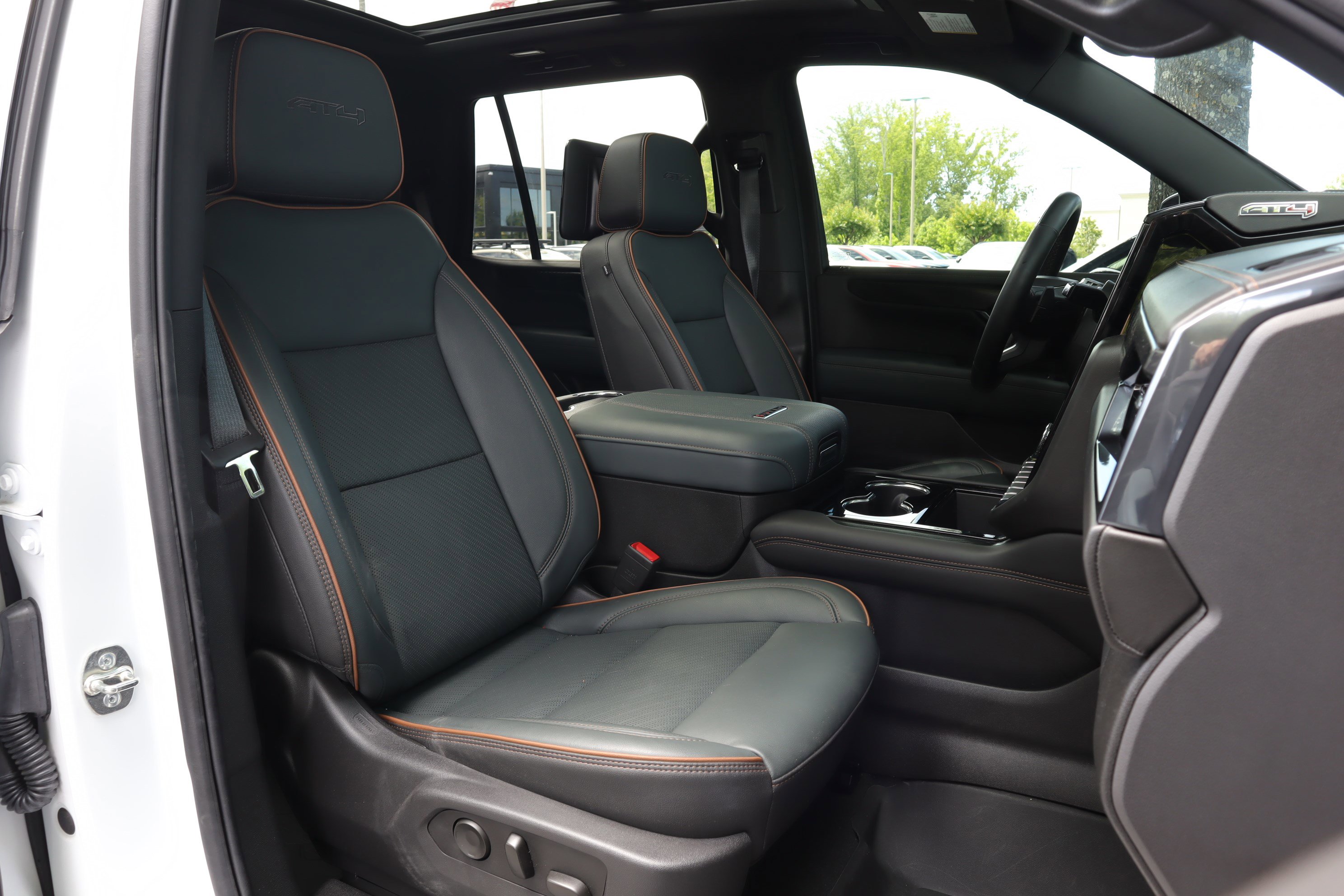 Used 2025 GMC Yukon AT4 w/ AT4 Premium Plus Package AWD/4WD image 35